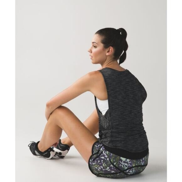Lululemon Tracker Short III In Floral Sport White Multi / Black 4 - Picture 3 of 10